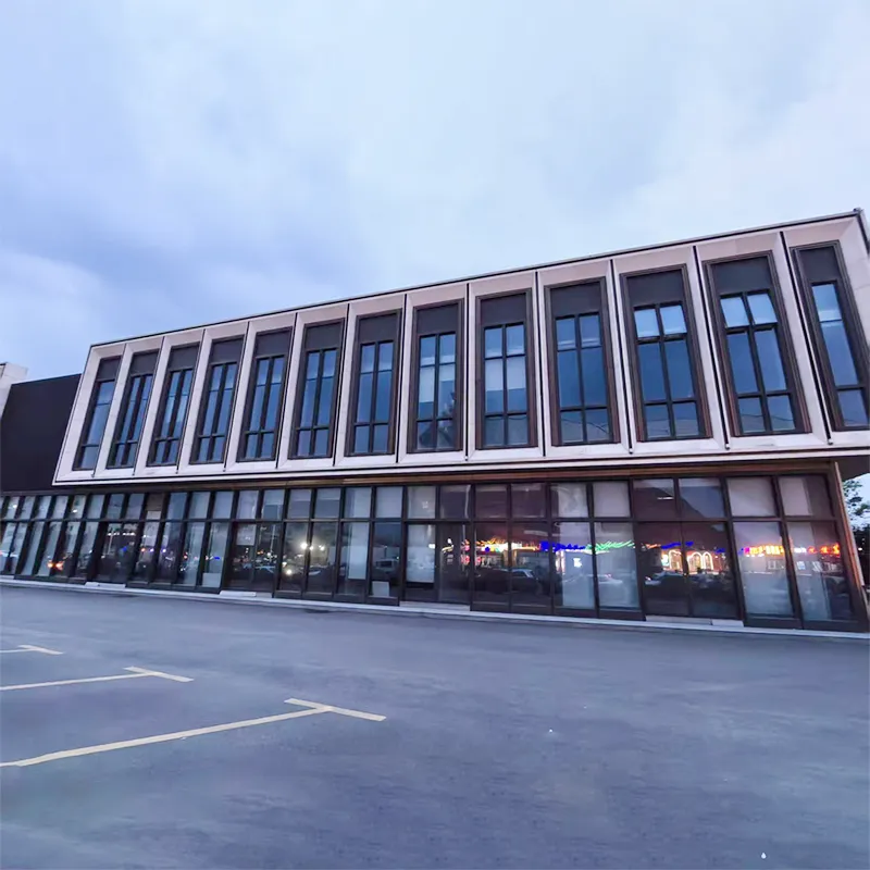 Какво е окачено стъкло и как може да трансформира модерните търговски сгради